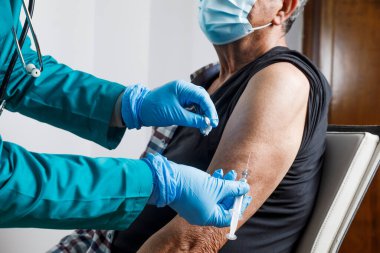 Hastane kliniğinde aşı yapan doktor.