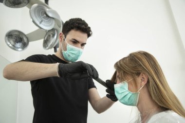 Güzellik uzmanı genç bir kıza prosedür uyguluyor. 