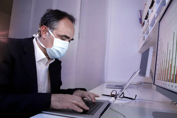 Man Bär Kirurgisk Mask Arbetar Med Bärbar Dator — Stockfoto