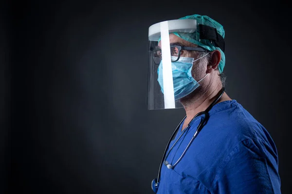 Porträtt Läkare Bär Ansiktsmask Och Stetoskop — Stockfoto