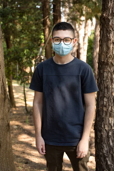 공원에서 의료용 마스크를 잘생긴 — 스톡 사진