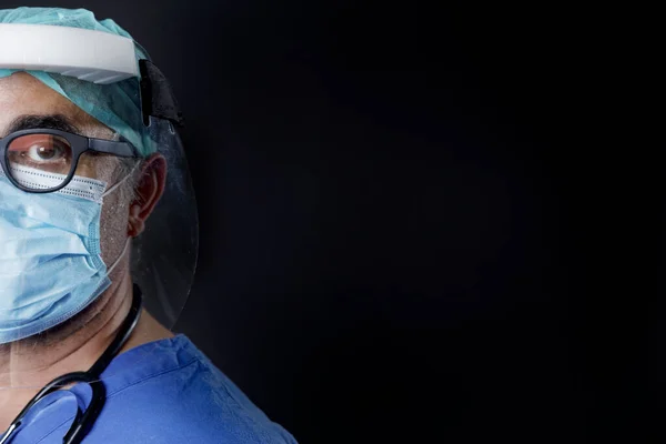Porträtt Läkare Bär Mask Och Stetoskop — Stockfoto