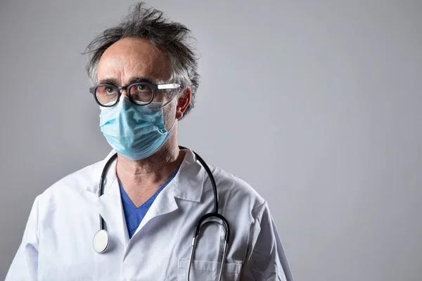 Steteskoplu Tıbbi Maskeli Bir Doktor Izole — Stok fotoğraf
