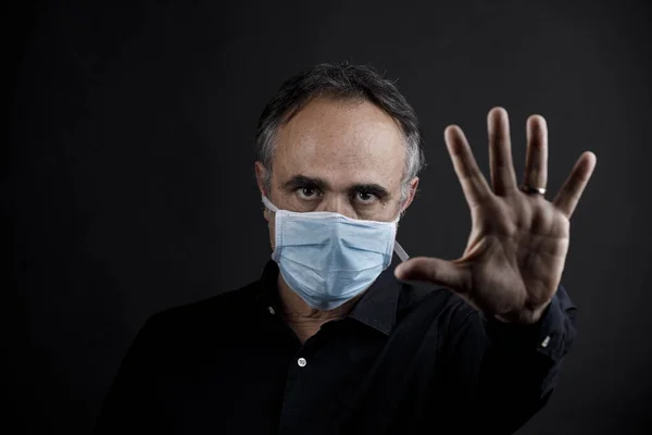 Muž Černé Ochranné Masce Zastavit Coronavirus Covid — Stock fotografie