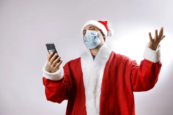 Glücklicher Weihnachtsmann Mit Schutzmaske Gesicht Und Telefon Der Hand — Stockfoto