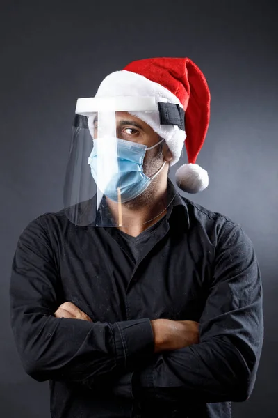 Man Black Shirt Surgical Mask Plexiglass Protective Shield Santa Hat — Stock Photo, Image