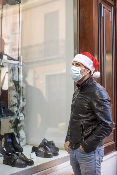Muž Klobouku Santa Clause Kožené Bundě Chirurgické Masce Potuluje Okny — Stock fotografie