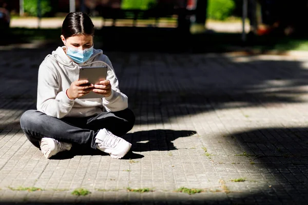 Woman Using Mobile Phone While Sitting Bench City — Stock Photo, Image
