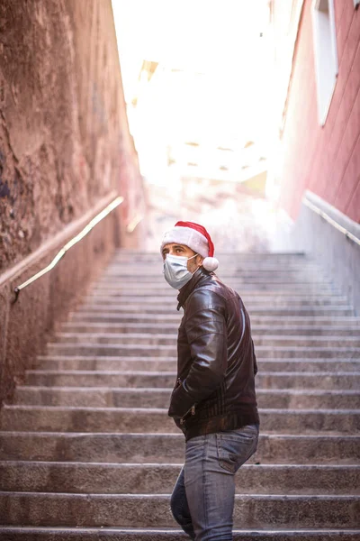 Uomo Cappello Babbo Natale Giacca Pelle Maschera Chirurgica Sembra Triste — Foto Stock