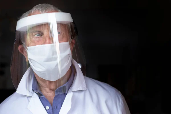 Portrait Homme Mature Avec Masque Chirurgical Protecteur — Photo