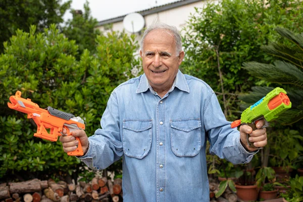 Пожилой Человек Играет Игрушечные Пистолеты — стоковое фото