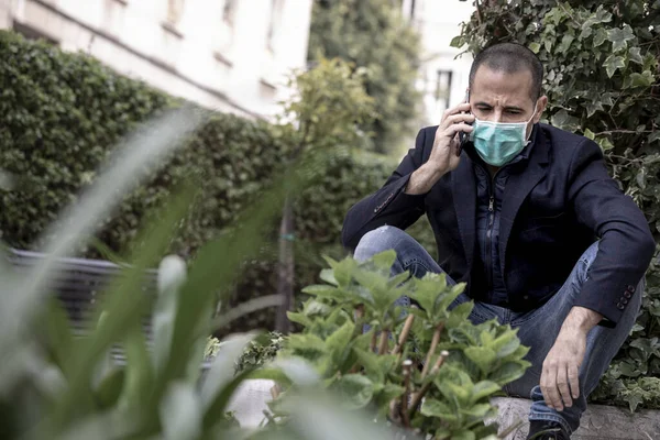 Gars Veste Portant Masque Virus Vert Parlant Sur Téléphone Portable — Photo