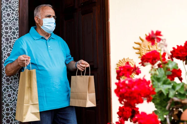 Senior Man Shopping Bags Mask — Stock Photo, Image