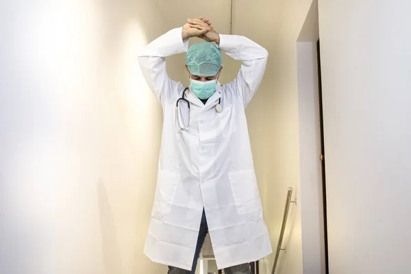 Läkare Med Mask Och Mössa Avdelningen Ett Sjukhus Förstörd Trötthet — Stockfoto