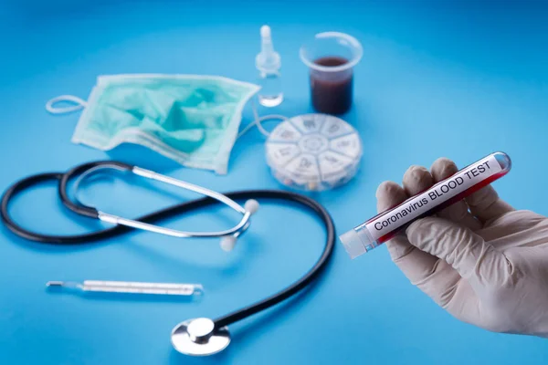 Reagenzglas Mit Blut Thermometer Und Anderen Mit Dem Coronavirus Verbindung — Stockfoto