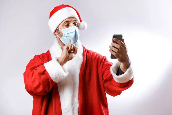 Weihnachtsmann Mit Chirurgenmaske Grüßt Glücklich Bei Einem Videoanruf Isoliert Auf — Stockfoto