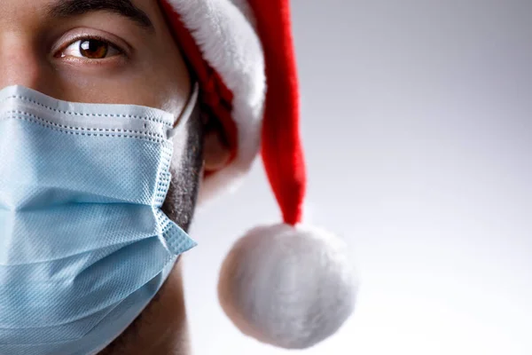 Porträtt Allvarlig Pojke Klädd Som Jultomten Med Kirurgisk Mask Isolerad — Stockfoto