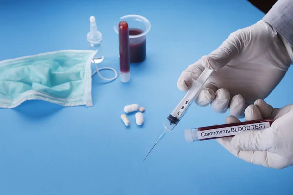 Spritze Und Reagenzglas Mit Blut Zusammenhang Mit Coronavirus Auf Blauem — Stockfoto