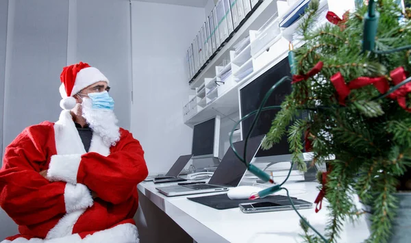 Santa Claus Con Máscara Quirúrgica Sentado Oficina Utiliza Ordenador Para —  Fotos de Stock
