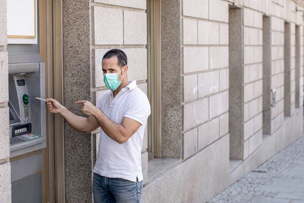Casual Dressed Man Face Mask Withdraws Money Atm Street — Stock Photo, Image