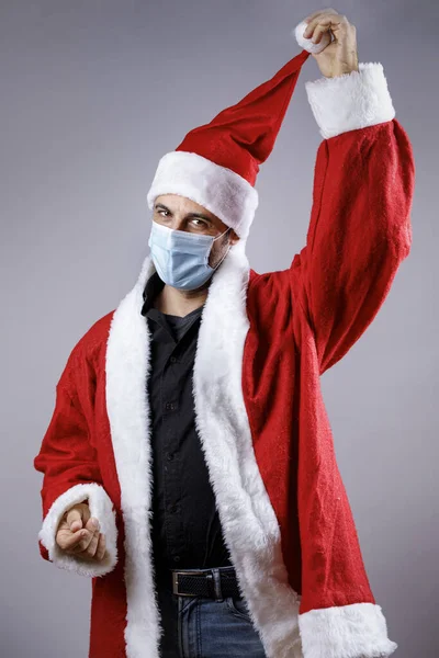 Papai Noel Com Máscara Cirúrgica Puxa Chapéu Isolado Fundo Neutro — Fotografia de Stock