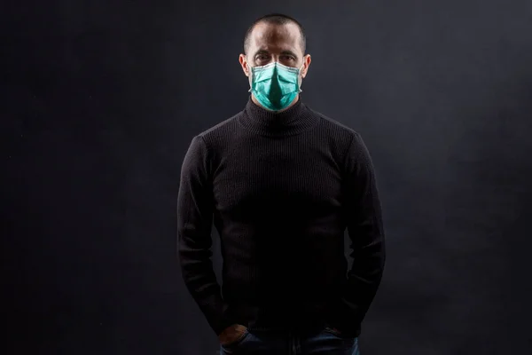 Portrait Longueur Homme Rasé Portant Masque Chirurgical Vert Regardant Droit — Photo