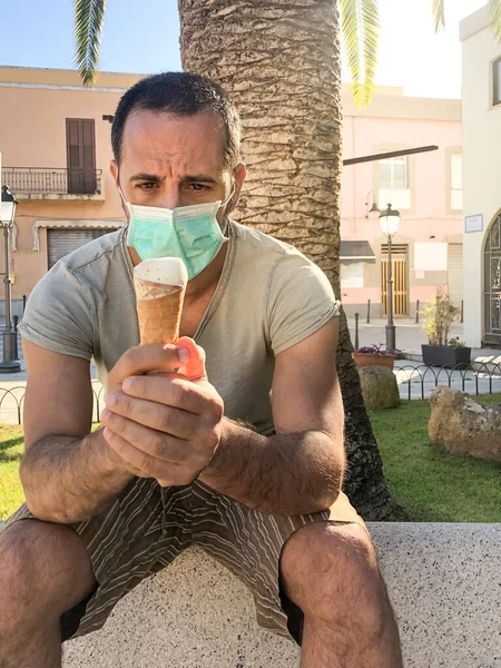 Garçon Brun Avec Masque Chirurgical Prend Une Crème Glacée Dans — Photo