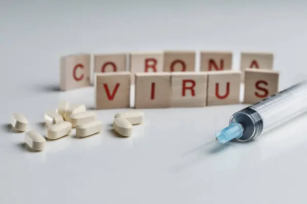 Geschrieben Virus Krone Mit Holzbuchstaben Mit Einer Spritze Isoliert Auf — Stockfoto