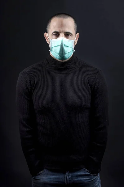 Portrait Longueur Homme Rasé Portant Masque Chirurgical Vert Regardant Droit — Photo