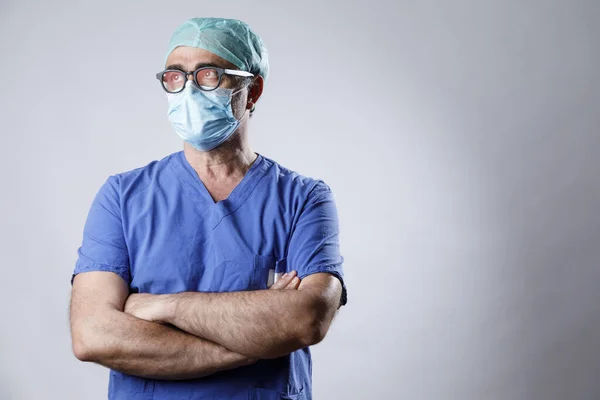 Maskeli Steteskoplu Bir Doktor — Stok fotoğraf