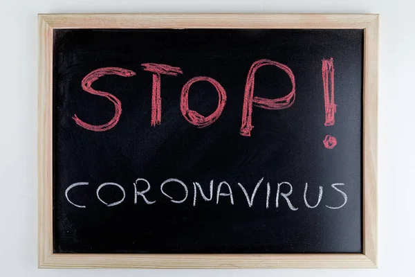 Pizarra Con Stop Coronavirus Escrito Ella —  Fotos de Stock