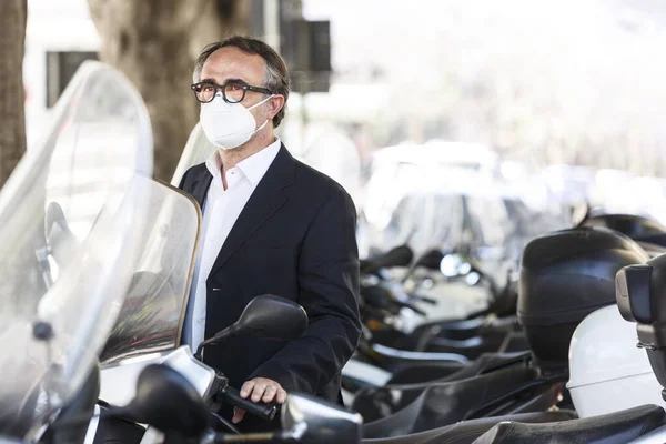 Man Jacket Mask Has Just Parked His Scooter Downtown City — Stock Photo, Image