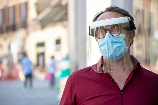 Homme Avec Masque Facial Écran Plexiglas Dans Centre Ville — Photo