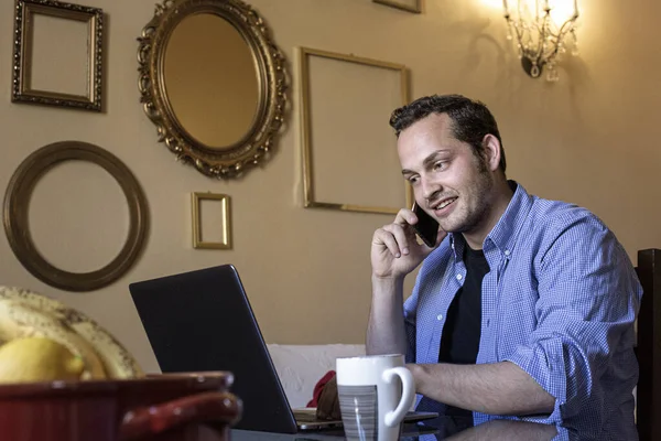 Kafede Otururken Cep Telefonuyla Konuşan Genç Bir Işadamı — Stok fotoğraf