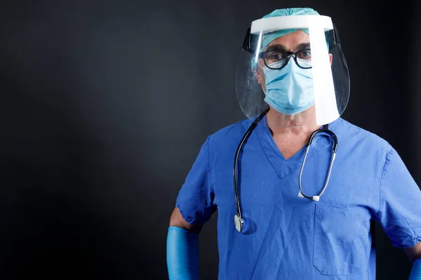 Korunaklı Mavi Ceketli Doktor Siyah Arka Planda Izole Edilmiş Yüz — Stok fotoğraf