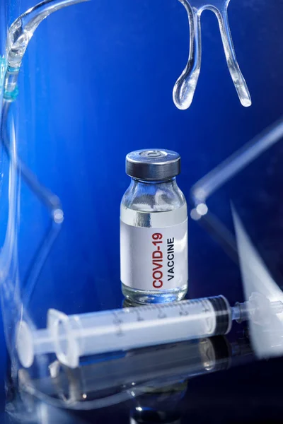 Vacina Covídea Colocada Superfície Reflectora Uma Mesa Laboratório — Fotografia de Stock