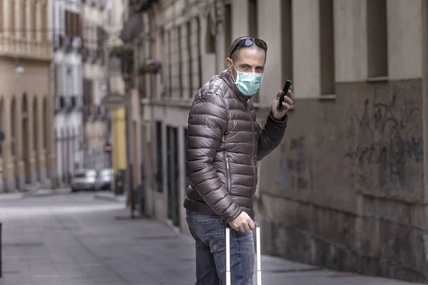 パイパン男は街を歩く荷物付きの医療用マスクを着用 — ストック写真