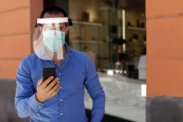 Man Blue Shirt Face Mask Plexiglass Screen Sends Message Cellphone — Stock Photo, Image