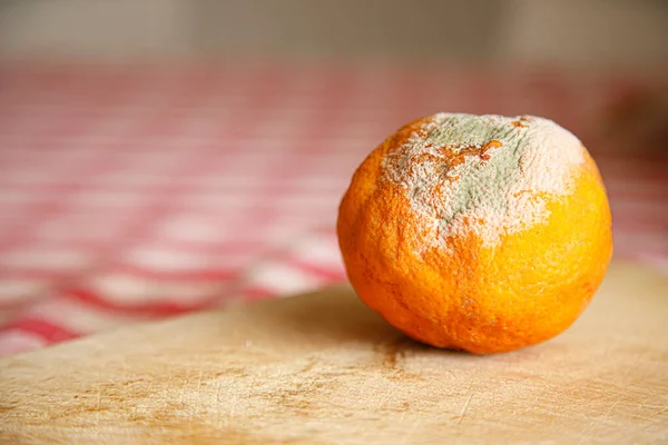 Orange Avec Moule Sur Table Bois — Photo
