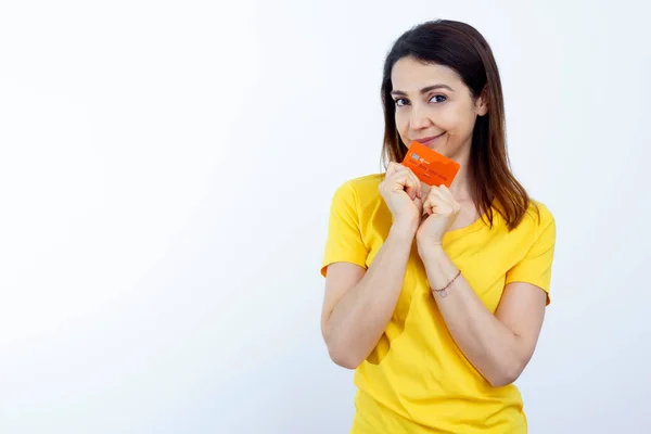Junge Frau Mit Glattem Haar Gelbem Shirt Und Orangefarbener Kreditkarte — Stockfoto