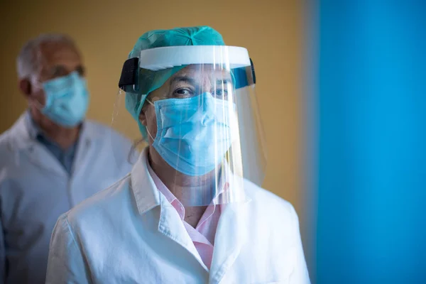 Läkare Och Assistent Med Masker — Stockfoto