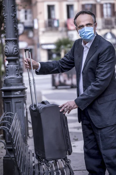 Turist Klädd Kostym Med Skyddande Ansiktsmask Och Vagn Resväska Stadsmiljö — Stockfoto