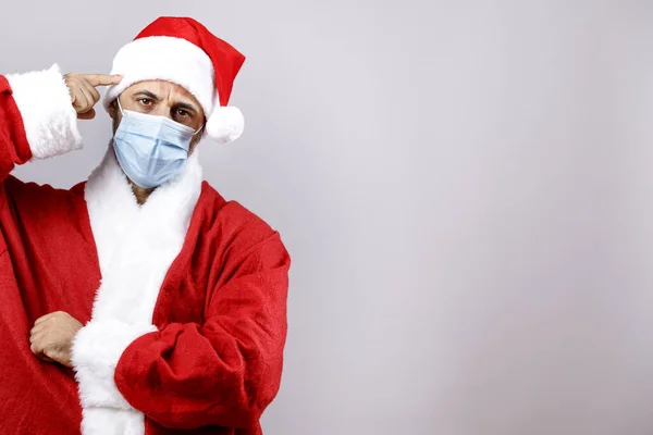 Kerstman Met Chirurgisch Masker Wijst Zijn Vinger Naar Zijn Hoofd — Stockfoto