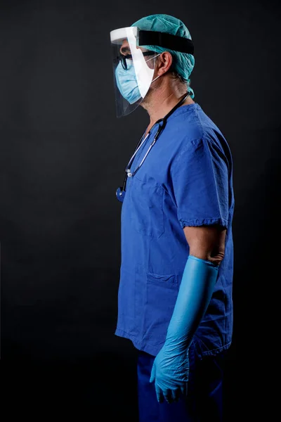 Läkare Blå Rock Med Skydd Och Ansiktsskydd Isolerad Svart Bakgrund — Stockfoto