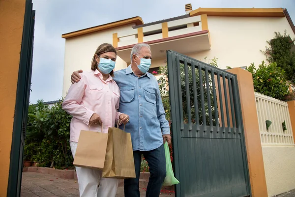 Seniorenpaar Trägt Mundschutz Mit Einkaufstaschen Freien — Stockfoto