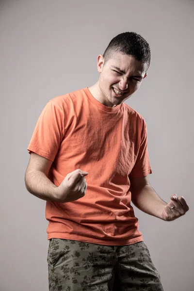 Homme Émotionnel Avec Une Chemise Blanche Studio Exprimer Des Émotions — Photo