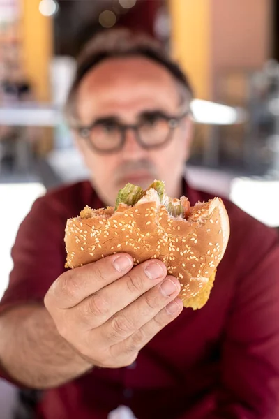 Мужчина Средних Лет Держит Сэндвич — стоковое фото
