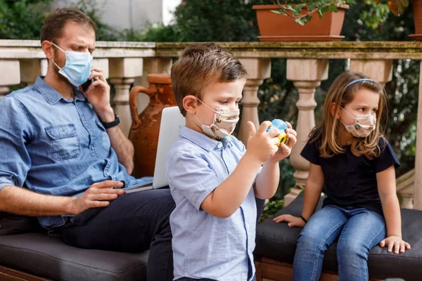 Koronavirüs Sırasındaki Koruyucu Maskeli Baba Çocukların Ailesi — Stok fotoğraf