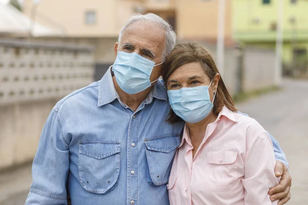 Elderly Couple Wearing Face Masks — Stock Photo, Image