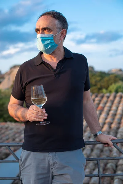 Casual Dressed Man Vacation Relaxes Terrace Residence Face Mask While — Stock Photo, Image